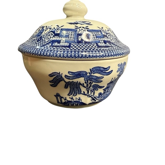 CHURCHILL BLUE WILLOW COVERED BOWL – MADE IN ENGLAND - Picture 2 of 9
